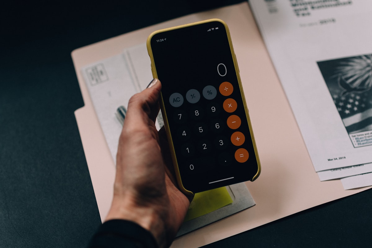 Documents fiscaux avec calculatrice et smartphone pour la déclaration de TVA